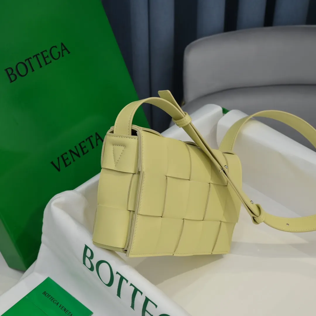 Batch 1420 Real shots 👇BV Cassette’s trendy design is earth-shakingly beautiful. The handsome style with flamboyant personality has completely changed the dull style of the past. Beauty is a topic that women can never refuse. Walking on the streets of Milan, you can see her figure everywhere. It is called tofu bag, original sheepskin: the key point is that it can be controlled by both men and women, and has become a big celebrity in the fashion circle. Size 23*15*5 [6687#] Ice cream